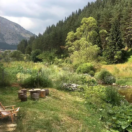 къща край реката -