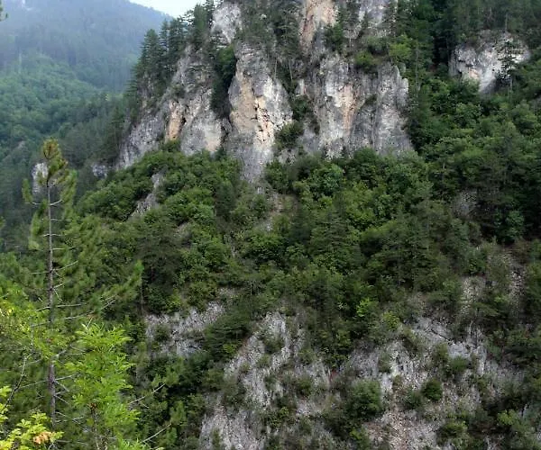 къща край реката - *