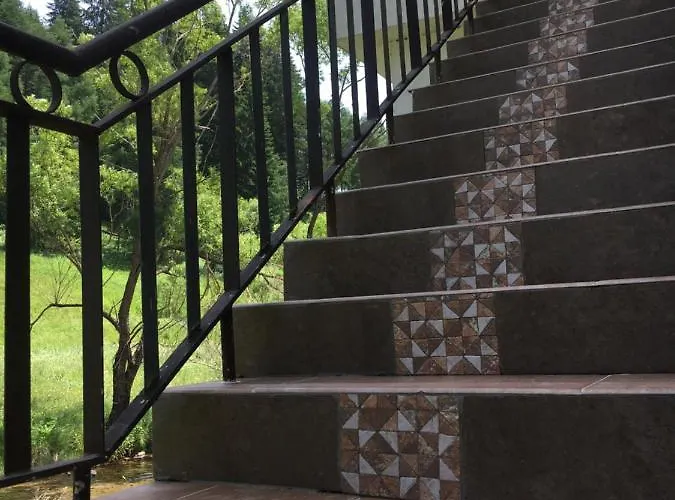 къща край реката -