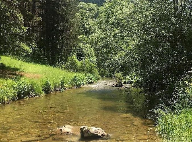 къща край реката -